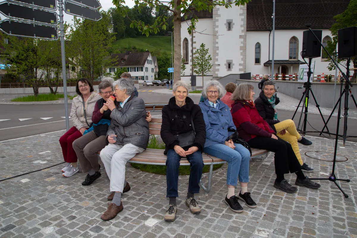 Diese Turbenthalerinnen machten es sich auf dem Mühleplatz gemütlich. Man sieht Frauen, die auf einer runden Sitzbank sitzen.